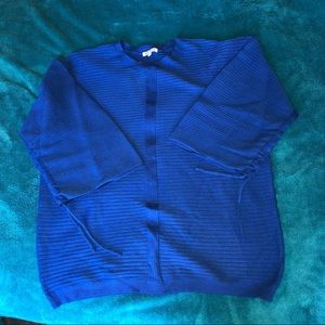 Blue ribbed sweater with square oversized sleeves